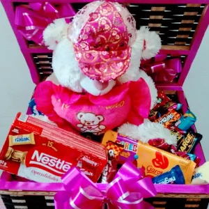 Baú de vime com urso e chocolates